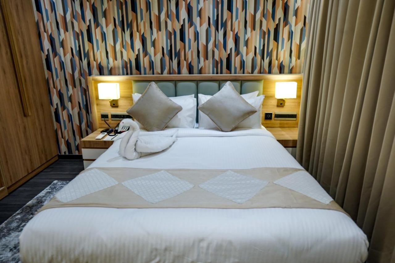 M2 Square By Monday Premium Hotel Нагпур Екстериор снимка