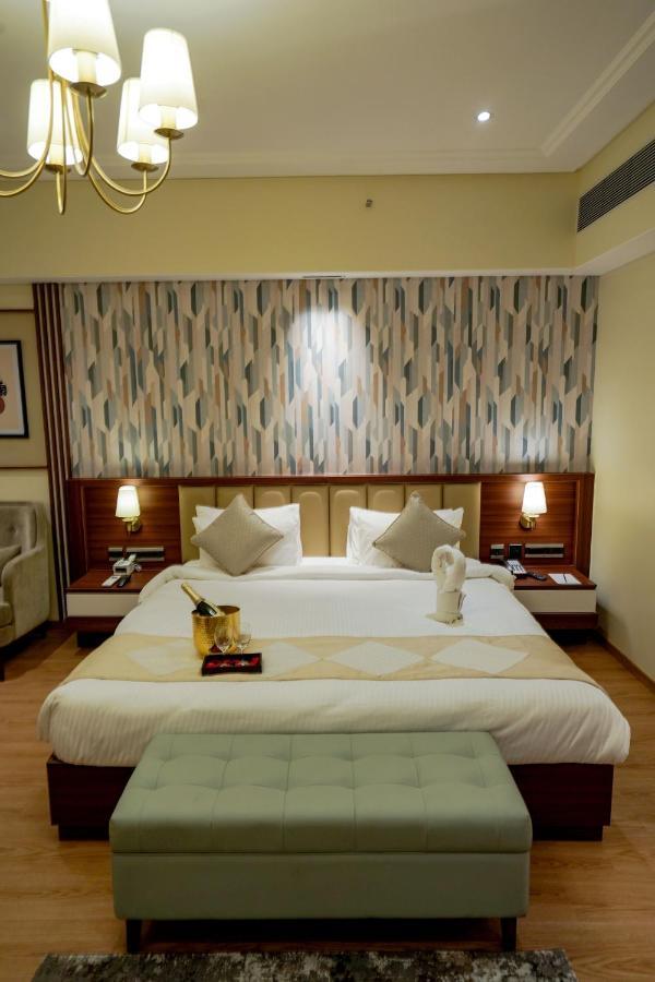 M2 Square By Monday Premium Hotel Нагпур Екстериор снимка
