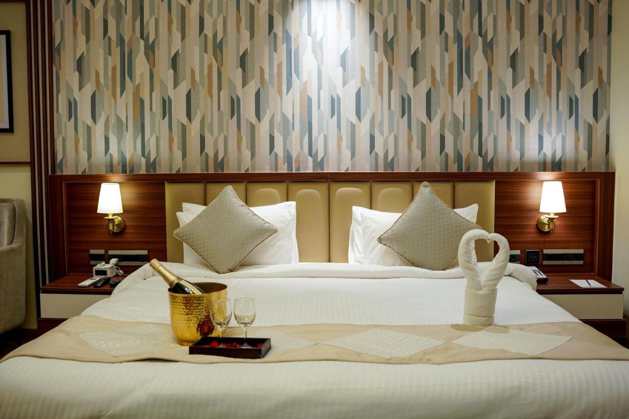 M2 Square By Monday Premium Hotel Нагпур Екстериор снимка