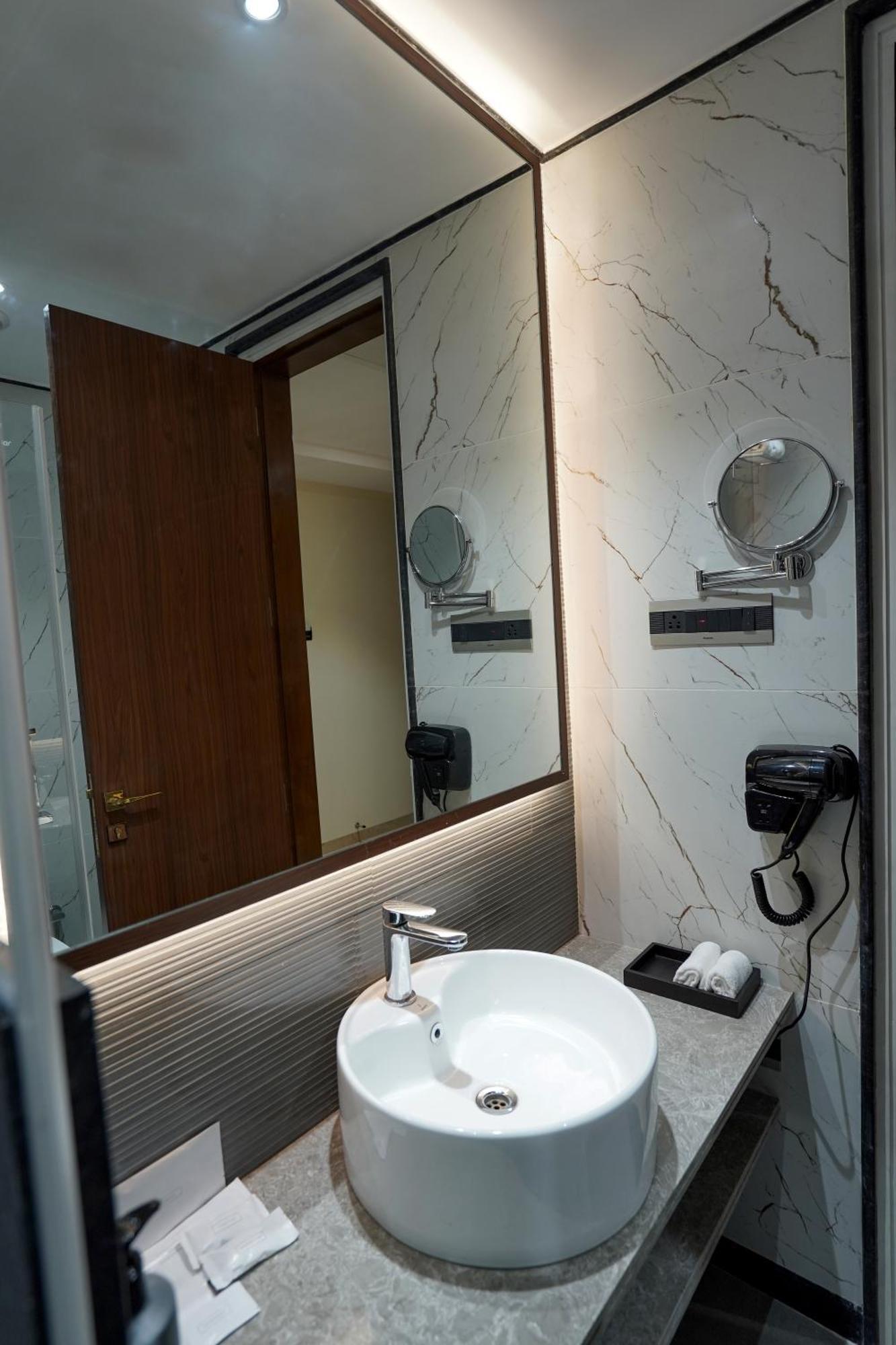 M2 Square By Monday Premium Hotel Нагпур Екстериор снимка