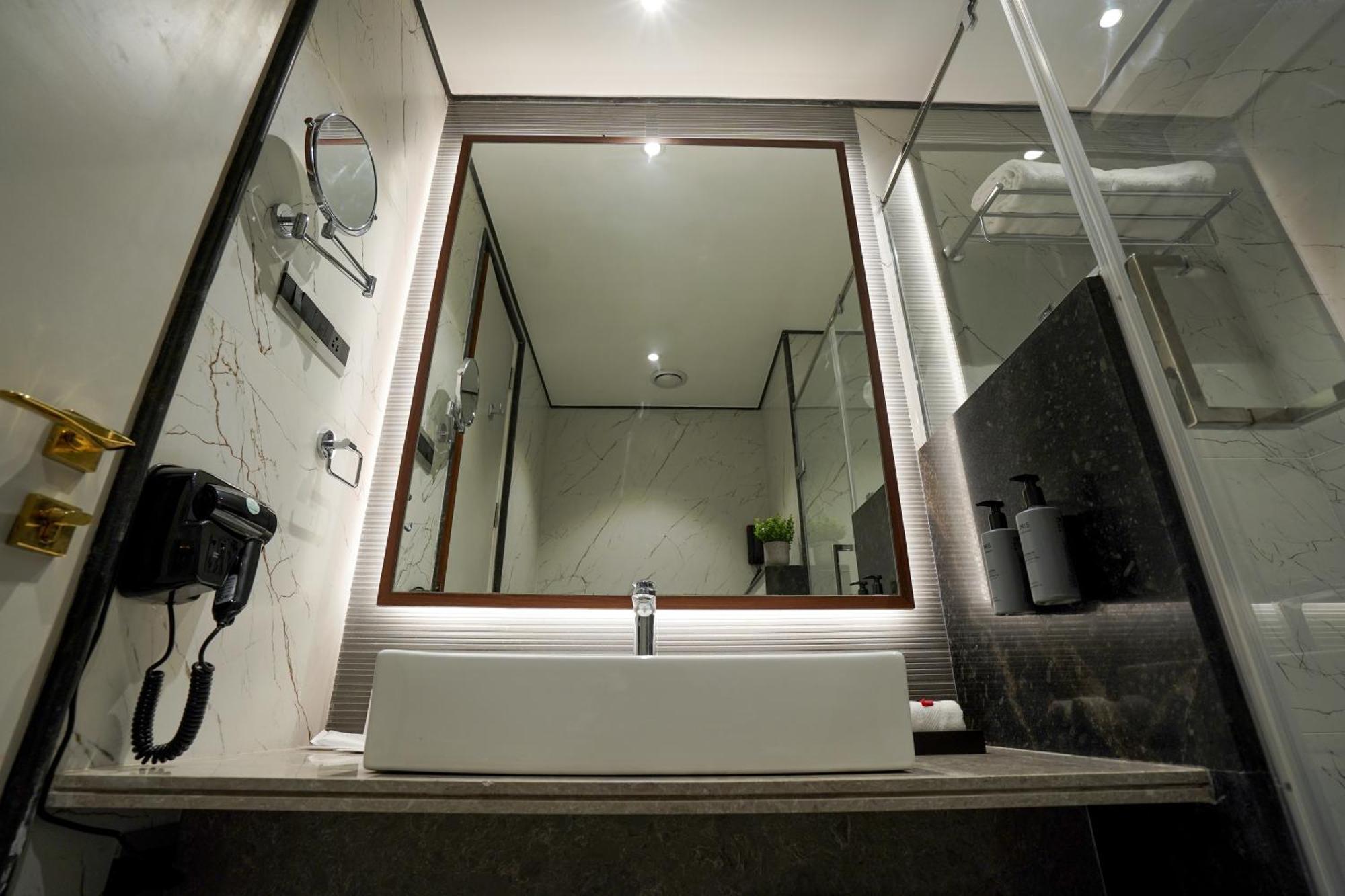 M2 Square By Monday Premium Hotel Нагпур Екстериор снимка